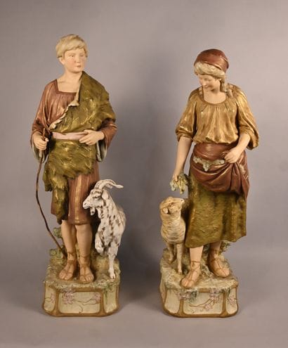 Paire de figures de bergers en porcelaine...