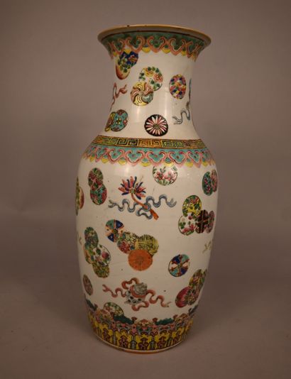 Vase balustre en porcelaine de Canton à décor...