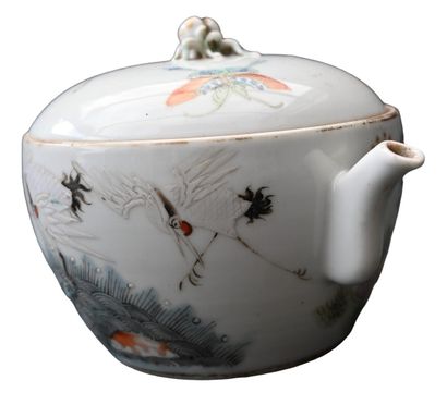 Théière en porcelaine de Chine famille rose,...