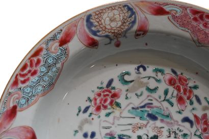 Paire de bols en porcelaine famille rose,...