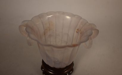 Coupe en agate sculptée à anses annulaires,...