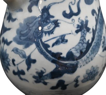 Vase en porcelaine chinoise bleu et blanc,...