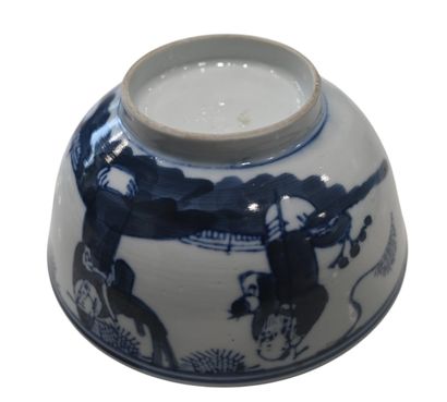 Coupe en porcelaine bleu et blanc, période...