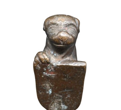 Petite sculpture en bronze – Chien tenant...