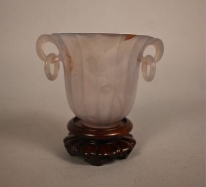 Coupe en agate sculptée à anses annulaires,...