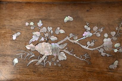 Plateau rectangulaire en bois à décor floral...