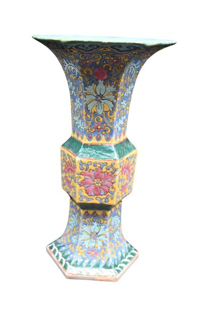 Vase en porcelaine de Chine, forme gu – décor...