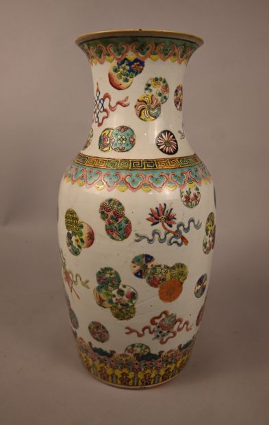 Vase balustre en porcelaine de Canton à décor...