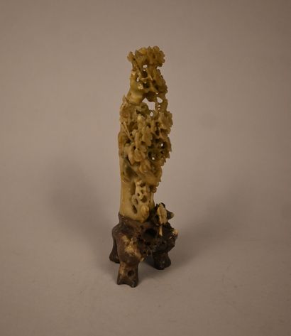 Sculpture florale ajourée en stéatite (soapstone)...