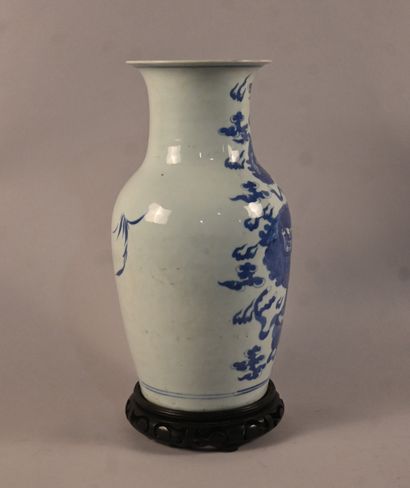 Vase chinois en porcelaine bleu et blanc...