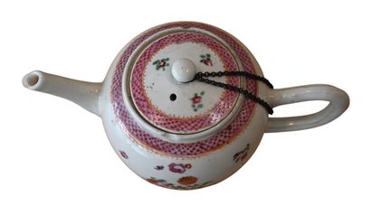 Théière en porcelaine de Chine, décor famille...