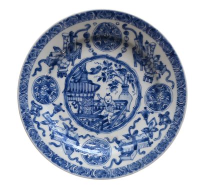 Assiette en porcelaine bleu et blanc, dynastie...