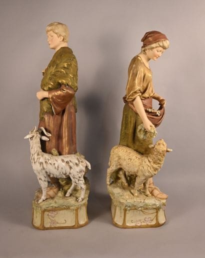 Paire de figures de bergers en porcelaine...