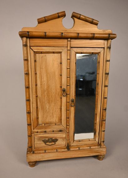 Meuble miniature en bois sculpté imitation...