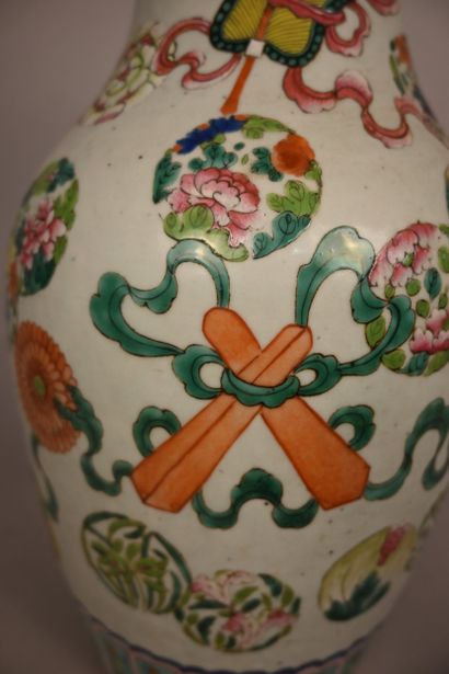 Vase balustre en porcelaine de Canton à décor...