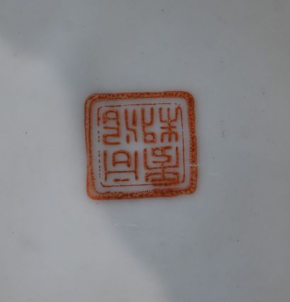 Théière en porcelaine de Chine, famille rose...