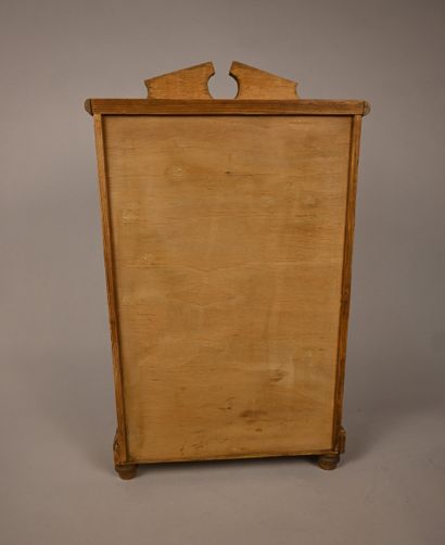 Meuble miniature en bois sculpté imitation...