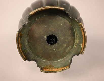 Vase balustre cannelé en bronze patiné, Japon,...