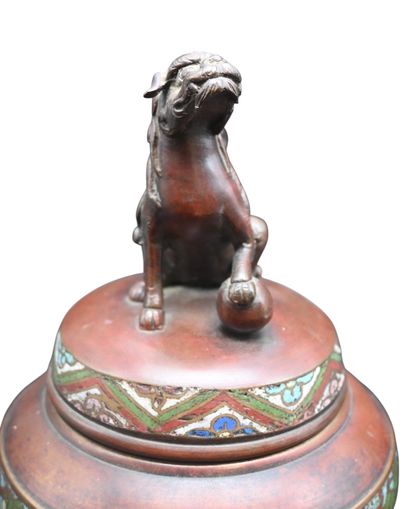 Brûle-parfum chinois en bronze et cloisonné...