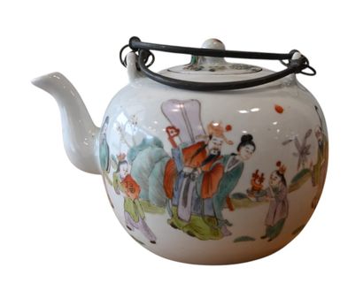 Théière en porcelaine chinoise Famille Rose...