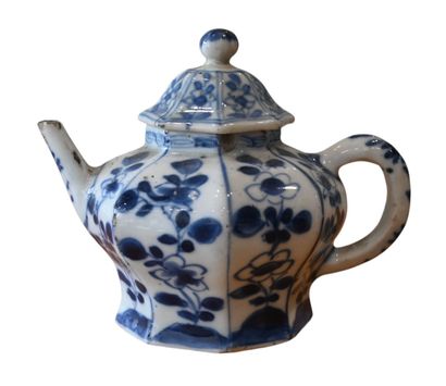Petite théière octogonale en porcelaine bleue...