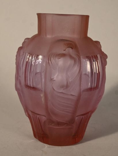 René Lalique – Vase « Ondine » en verre rose
Vase...