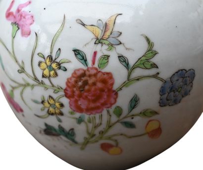 Théière en porcelaine de Chine famille rose,...
