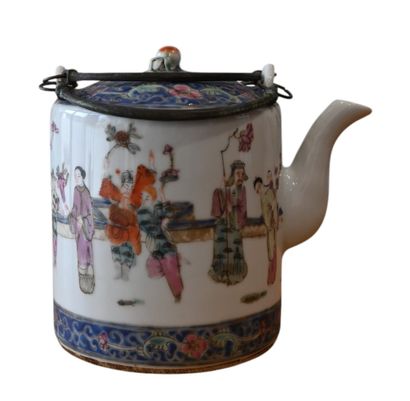 Théière en porcelaine de Chine, famille rose...