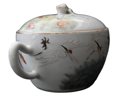 Théière en porcelaine de Chine famille rose,...
