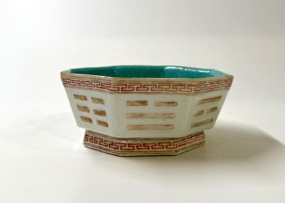 Bol octogonal en porcelaine chinoise à décor...