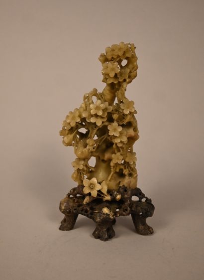 Sculpture florale ajourée en stéatite (soapstone)...