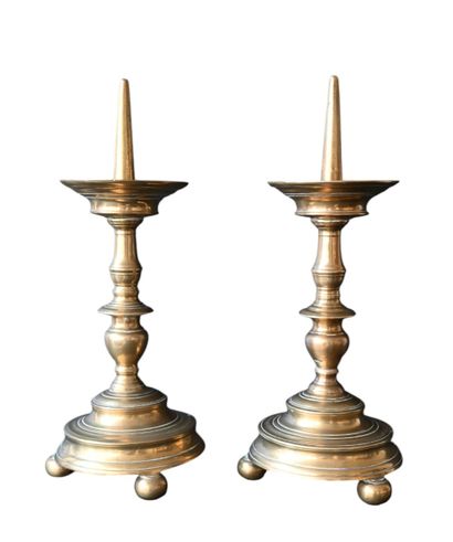 Paire de chandeliers à pointe en bronze,...