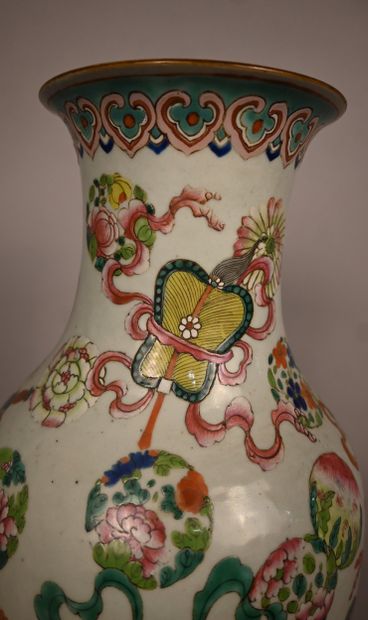 Vase balustre en porcelaine de Canton à décor...