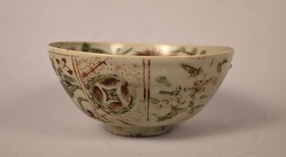 Bol vietnamien en porcelaine à décor polychrome...