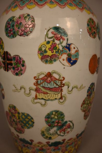 Vase balustre en porcelaine de Canton à décor...
