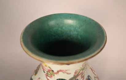 Vase balustre en porcelaine de Canton à décor...