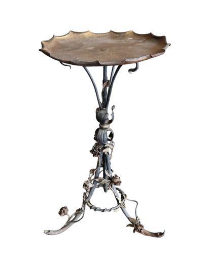 Table d’appoint en fer forgé à motif floral,...