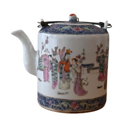 Théière en porcelaine de Chine, famille rose...
