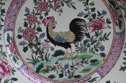 Assiette en porcelaine de Chine, décor famille...