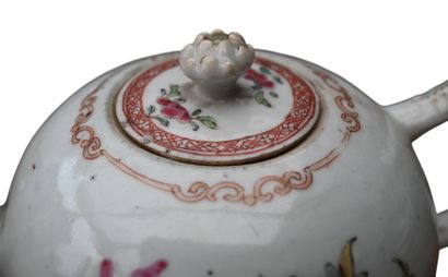Théière en porcelaine de Chine famille rose,...