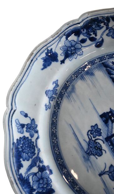 Grand plat en porcelaine bleu et blanc –...
