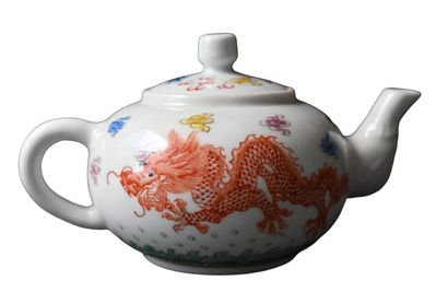 Théière en porcelaine famille rose au dragon,...