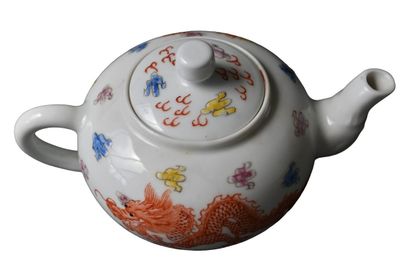 Théière en porcelaine famille rose au dragon,...