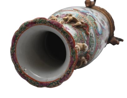 Vase en porcelaine de Canton à monture en...