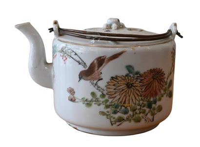 Théière en porcelaine chinoise – Décor famille...