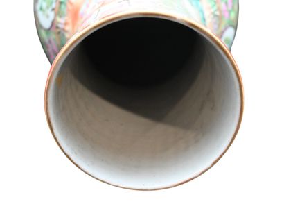Vase balustre en porcelaine de Canton à décor...