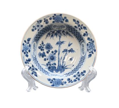 Assiette en porcelaine bleue et blanche,...