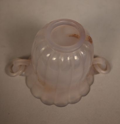 Coupe en agate sculptée à anses annulaires,...