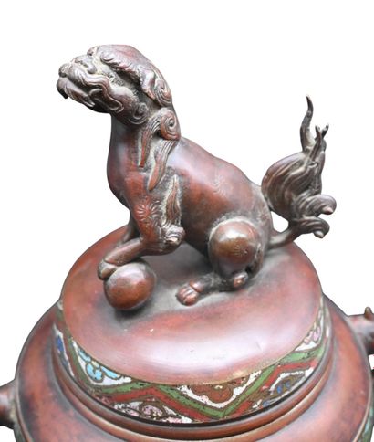Brûle-parfum chinois en bronze et cloisonné...