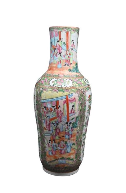 Vase balustre en porcelaine de Canton à décor...